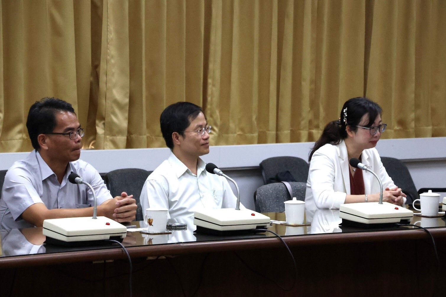 芳苑國中黃天助校長、校友服務中心鄭曜忠主任與本校主任秘書温媺純教授出席與會。