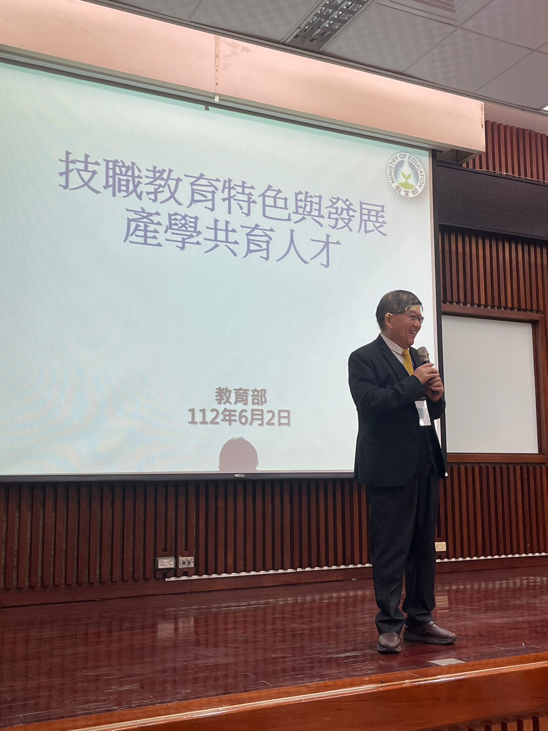 本校陳明飛校長於教育部技術及職業教育司楊玉惠司長蒞校進行專題演講時進行引言。