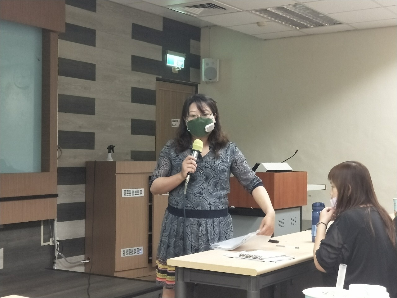 本校輔導與諮商學系白倩如副教授為本次分享會開場