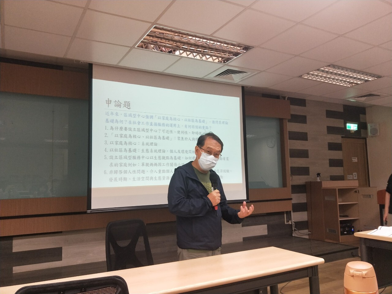 本校輔導與諮商學系曾華源教授針對同學發表進行回應