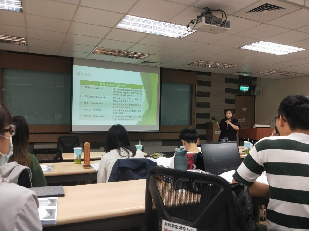臺中市家庭暴力及性侵害防治中心蔡佳螢高級社會工作師講授社會研究法