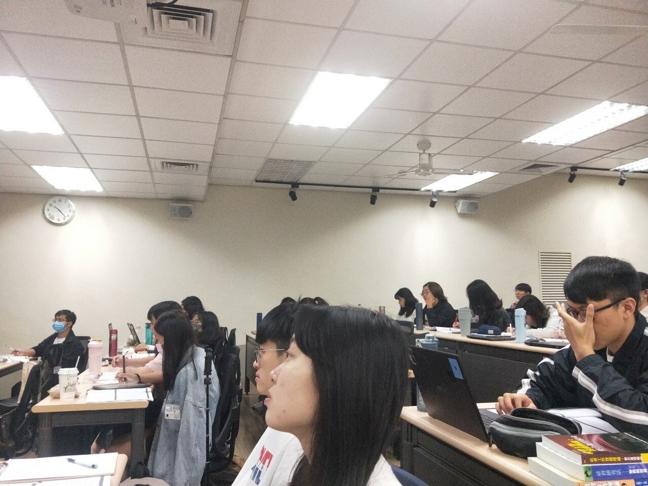 同學認真聆聽與參與專題分享會