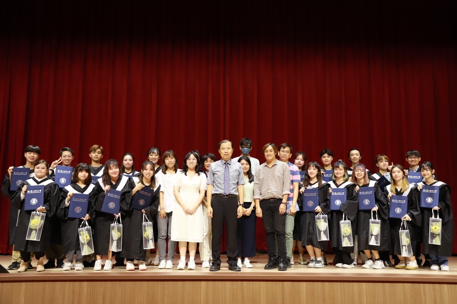 僑聯會演出畢展舞臺劇《回響》，李漢文國際長、國際處及學輔中心輔導人員均前往觀劇並與應屆畢業生合影。