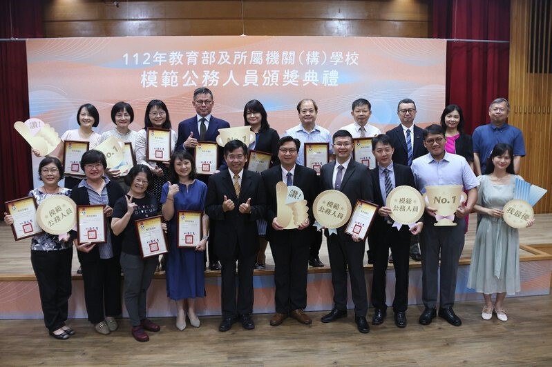 教育部於112年8月23日舉行模範公務人員頒獎典禮，共有19人獲選，擔任職務包含各層級，有技士、視察、秘書、組長、科長、護理師、護理師兼護理督導長、醫師及簡任主管人員等