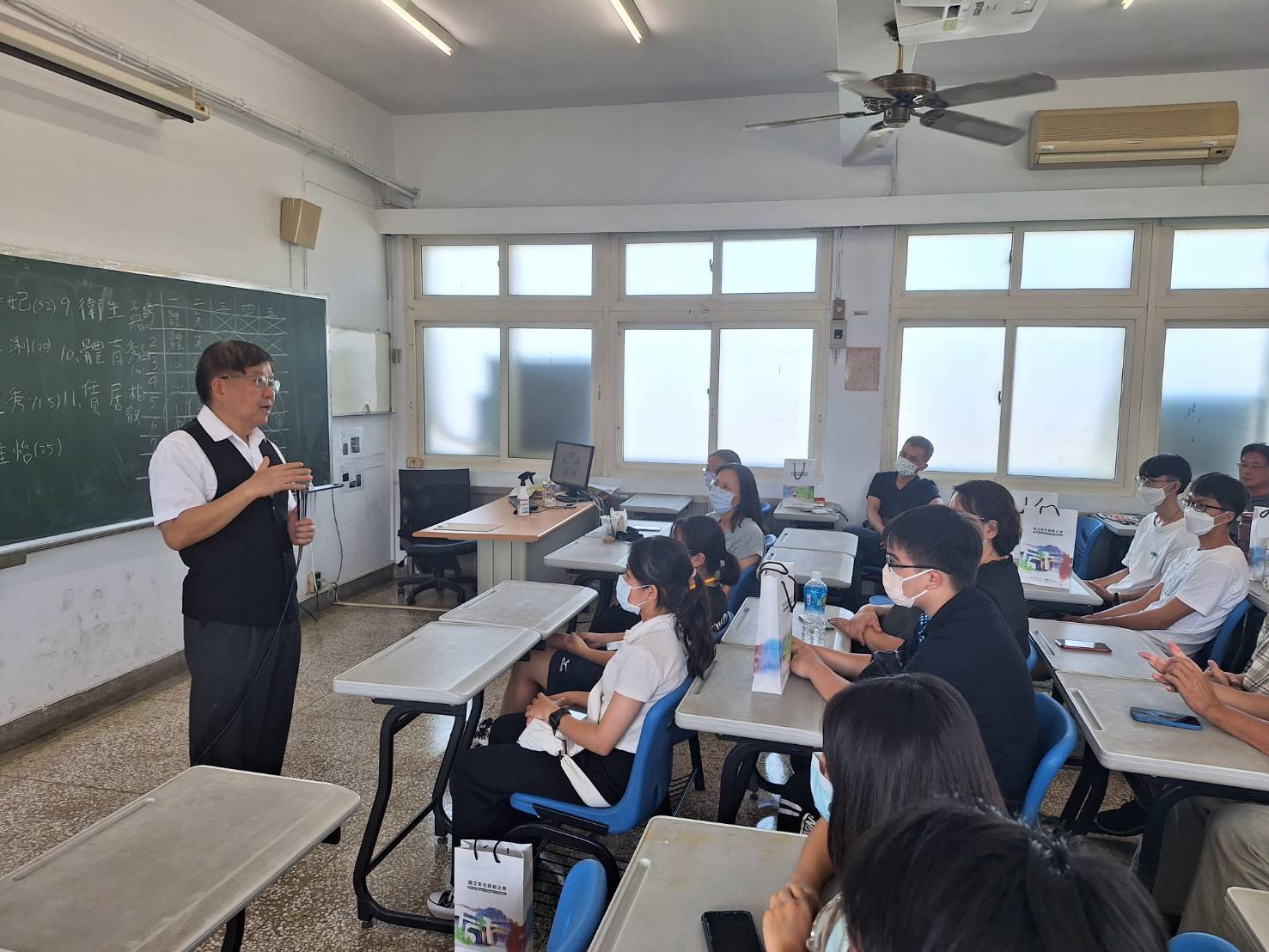 新生家長日-校長赴各系親師座談會現場致詞