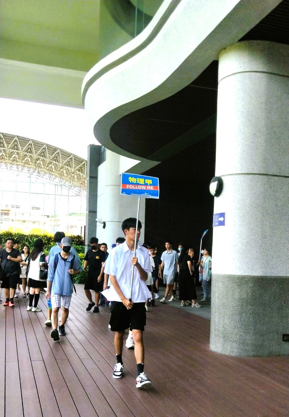 新生家長日-領航員帶領新生至親師會場