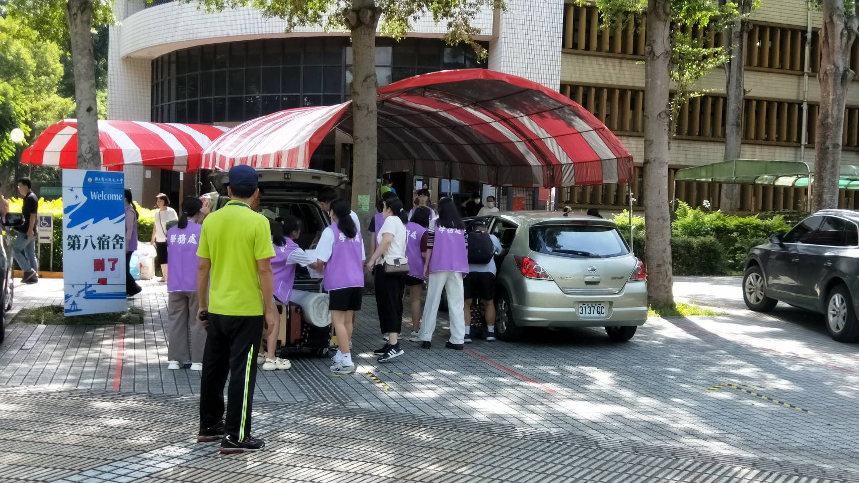 新生家長日-學務處住宿志工協助新生搬運行李（進德校區第八宿舍）