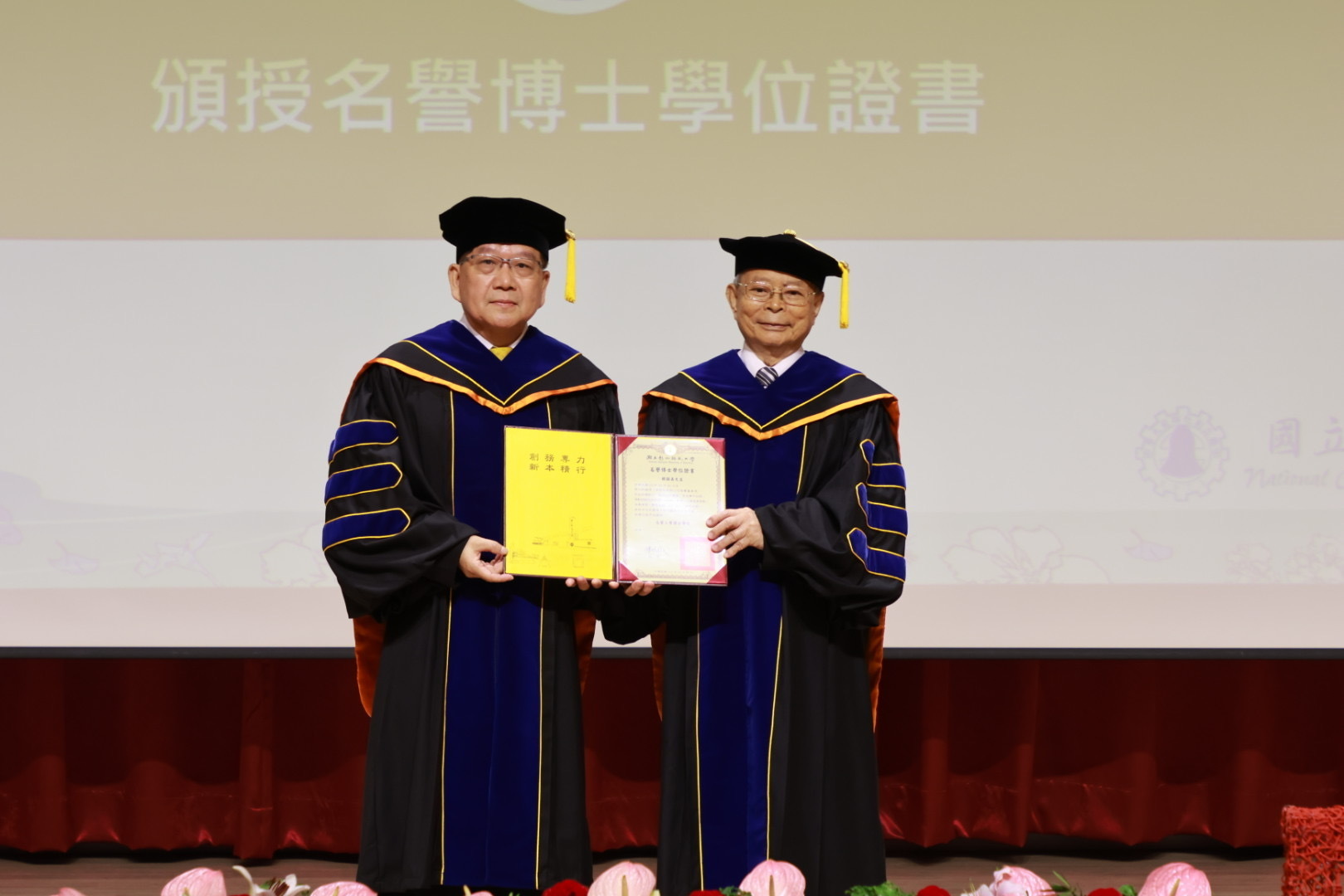 陳明飛校長頒授韓顯壽名譽工學博士學位證書。