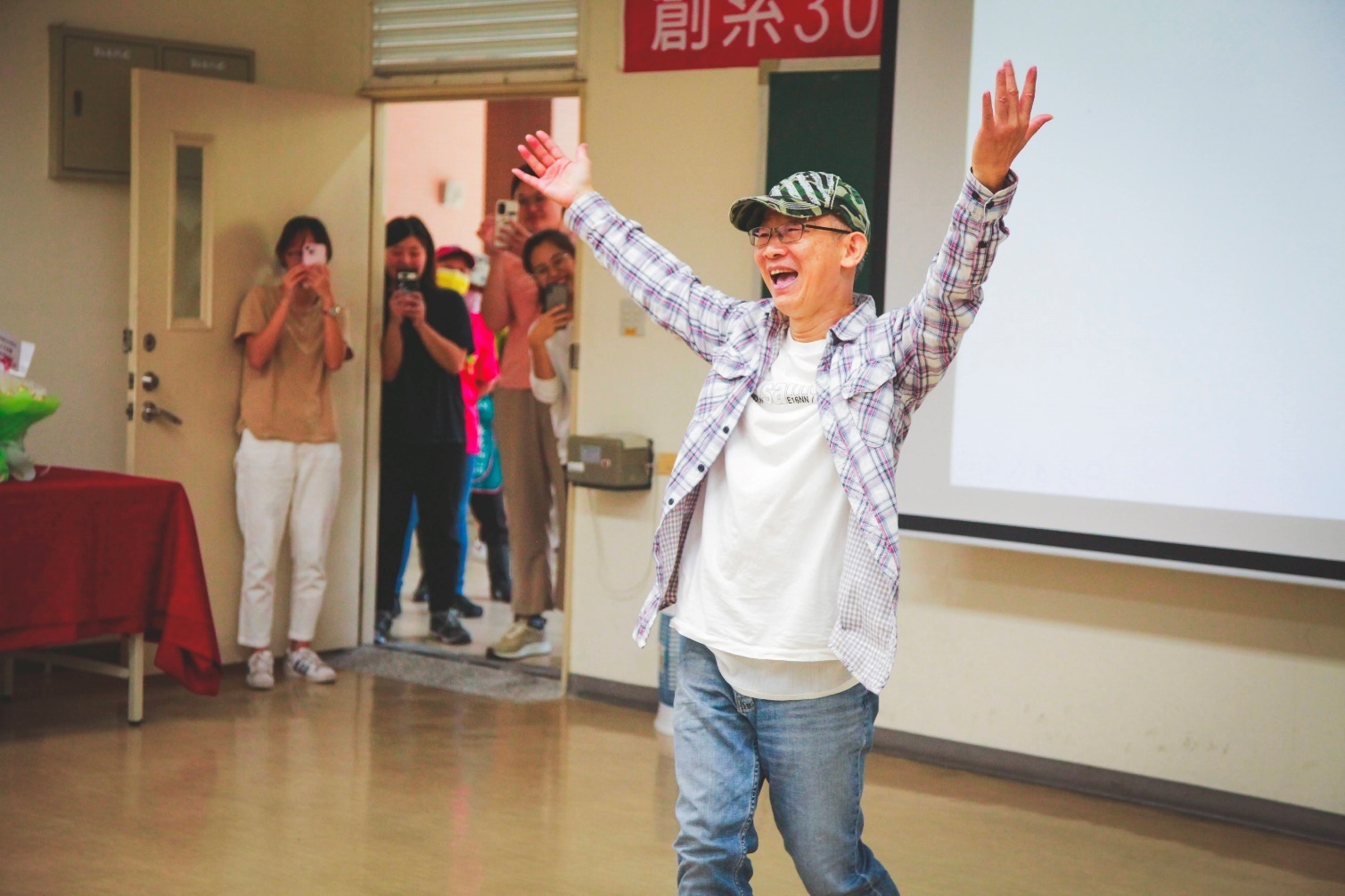 本校地理學系蔡衡老師現場帶來精采表演
