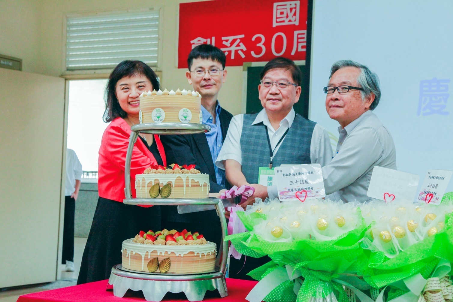 校長、院長、創系主任與現任主任切蛋糕慶生