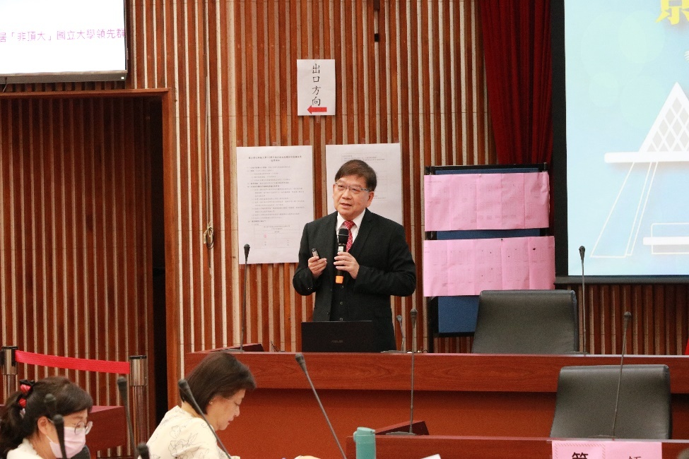 陳明飛校長向校務會議代表進行112年校長續任校務治理報告。