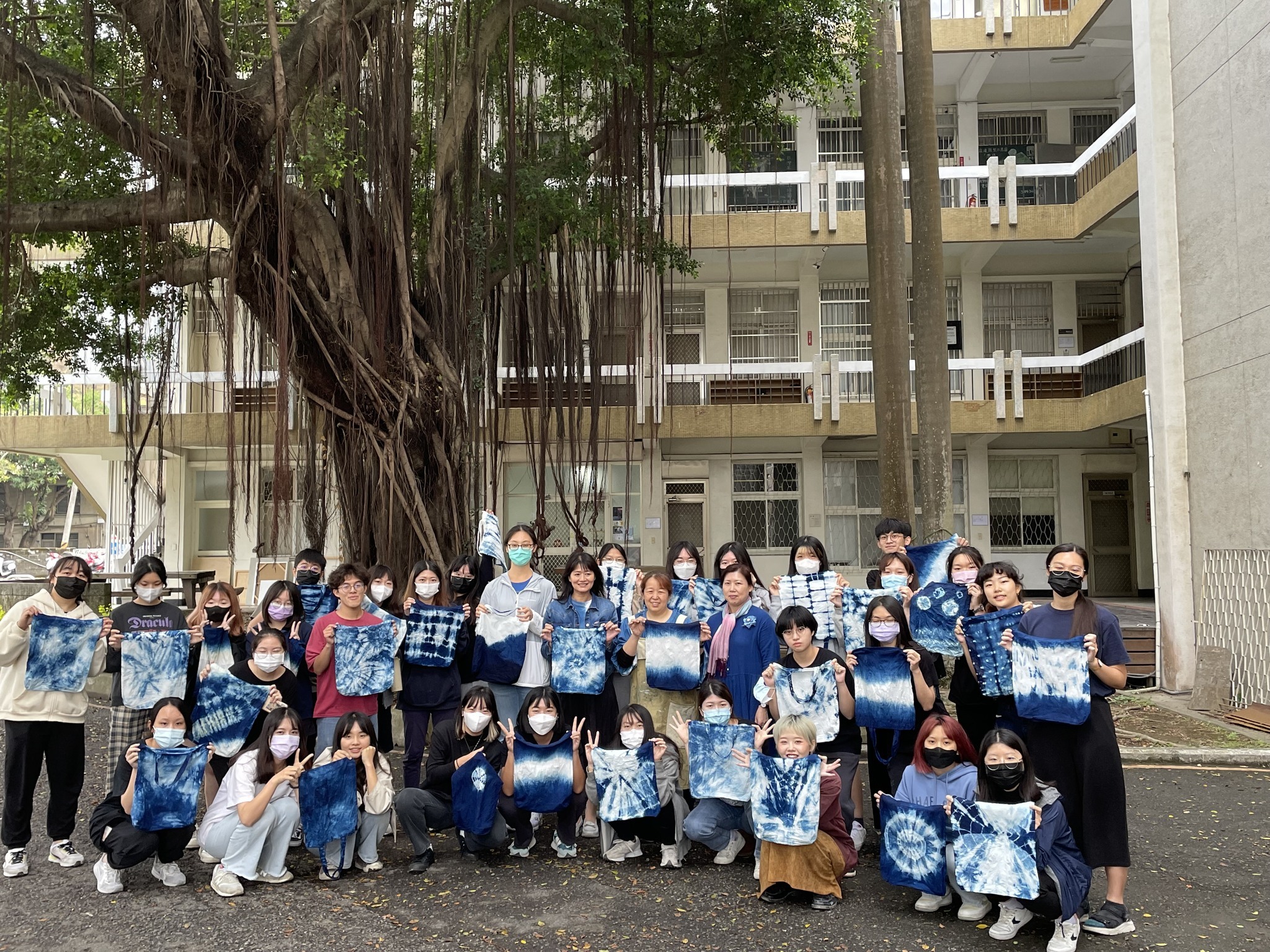 112年3月26日「染色體圖鑑工作坊」講師與學員於聲洋館前合照