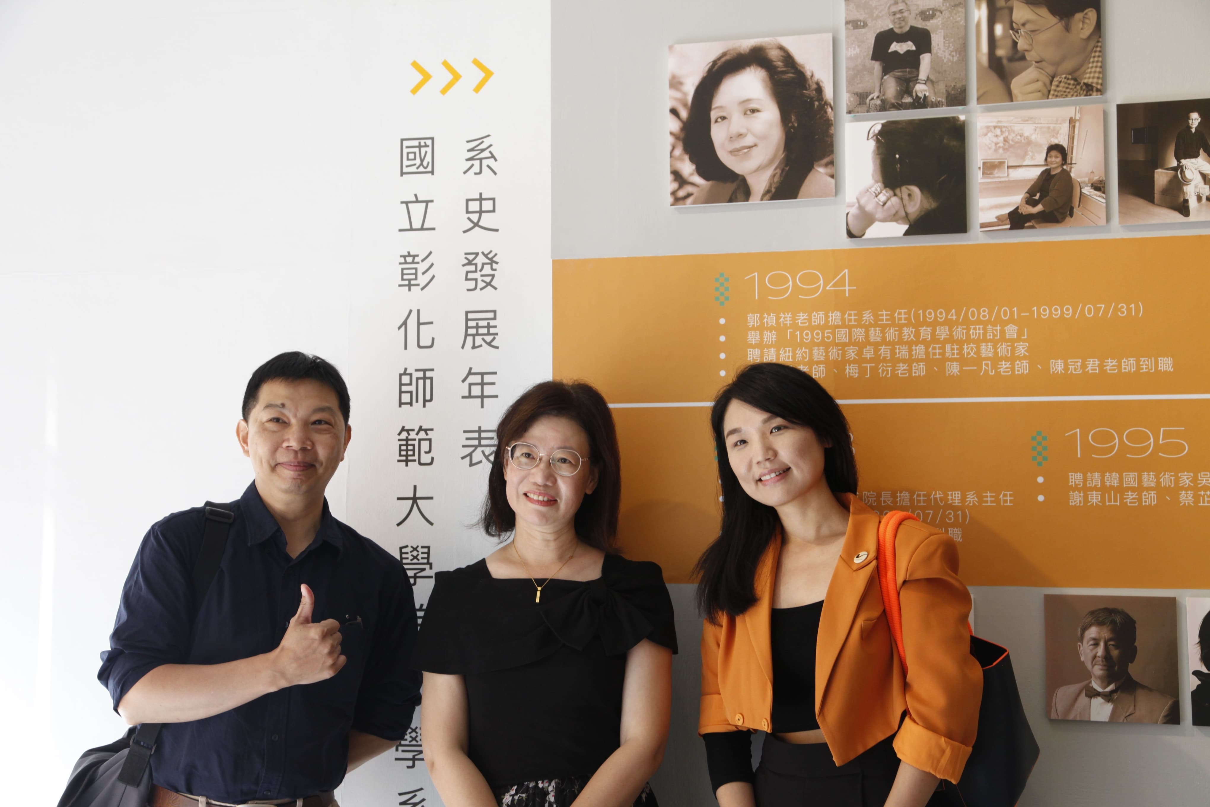 美術系鍾政岳老師與系友於三十週年系慶邀請展合影
