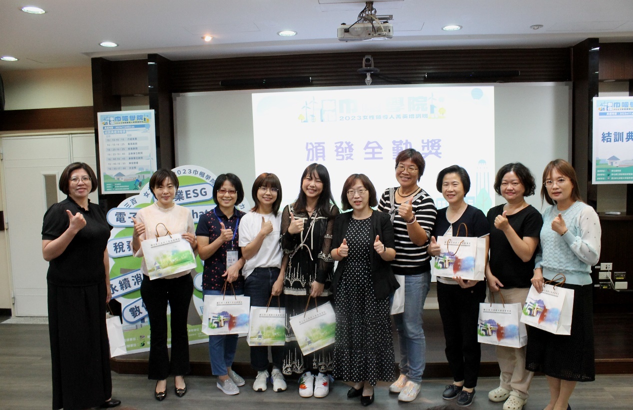 本校進修學院進修教育研究中心白凢芸主任頒發獎品給全勤獎學員。
