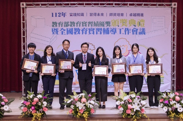 教育部廖主任秘書與教育合作團體同心獎（國立臺中教育大學及臺中市西屯區上石國民小學團隊）合影