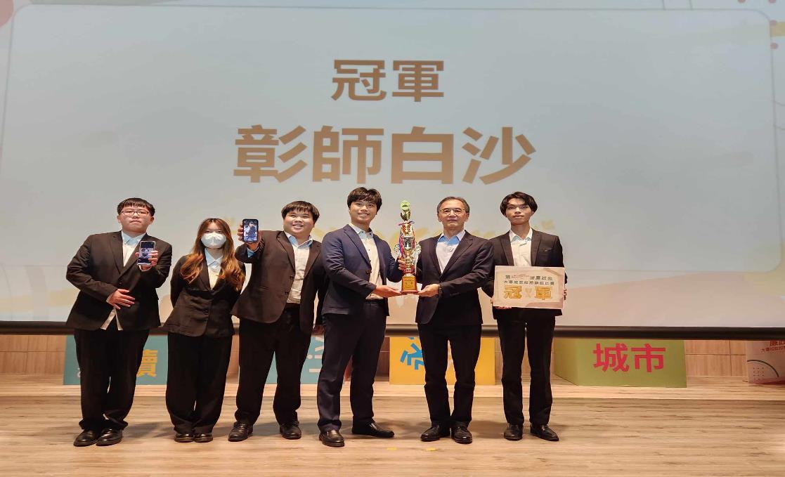 臺北市政府政風處林炤宏處長頒獎合影 （由左至右：公育系黃瑋珏同學、輔導系杜梁心瑜同學、公育系周進典同學、公育系鄭國廷同學、臺北市政府政風處林炤宏處長、國文系郭恩同學）