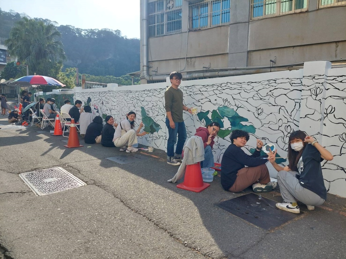 學生們作畫一景，其中包括1名來校交換的大陸西北師大學生。