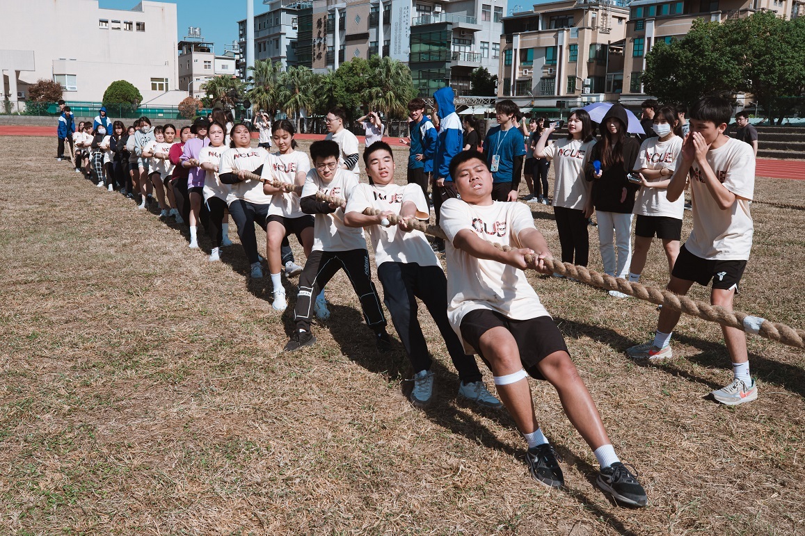 學生男子組拔河