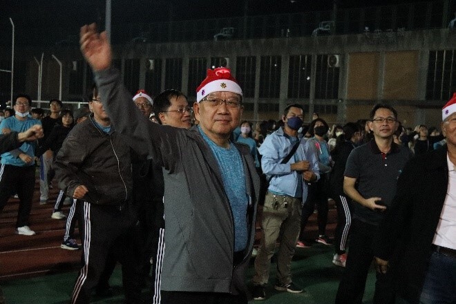 陳明飛校長帶領師生進行健走