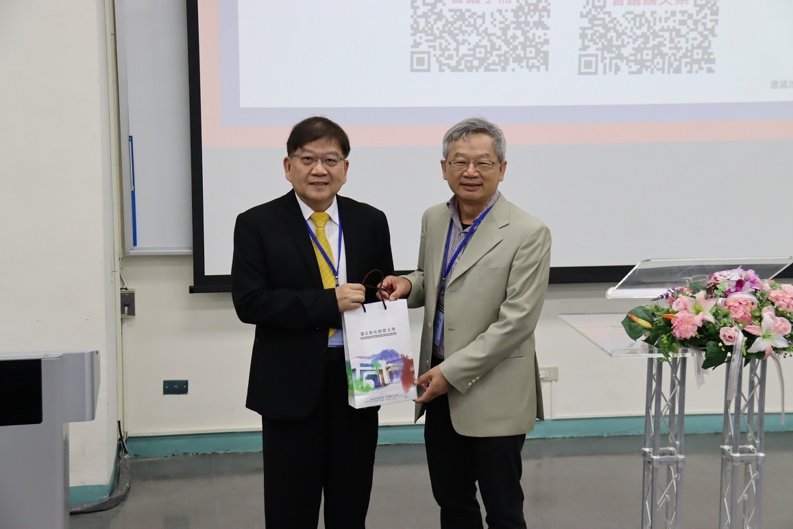 本校陳明飛校長致贈精美紀念品予國家運動科學中心吳誠文董事長