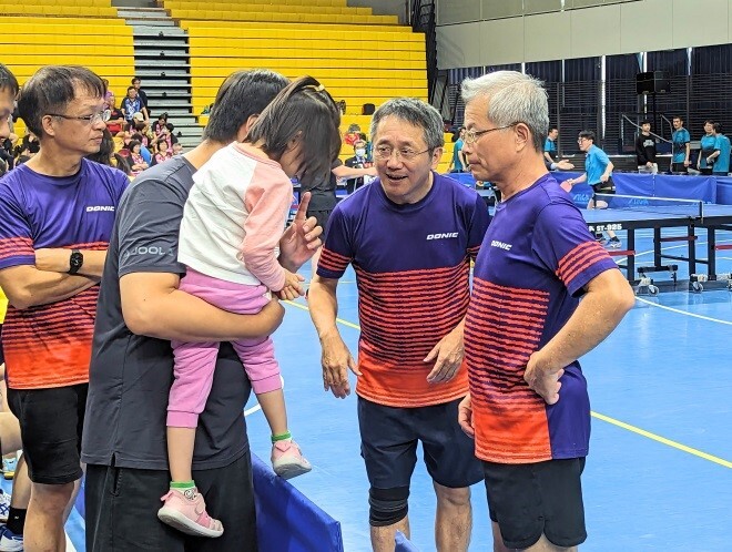 溫馨的場邊指導:運動學系劉羿德副教授在場邊進行男雙蕭如淵教授、胡景瀚教授加強與調整戰術。
