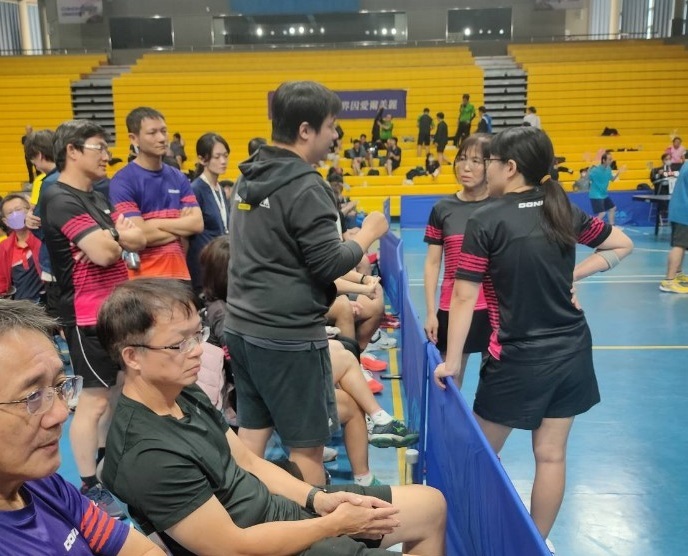 溫馨的場邊指導：運動學系劉羿德副教授在場邊進行女團林晏鈴、黃素姬加強與調整戰術。