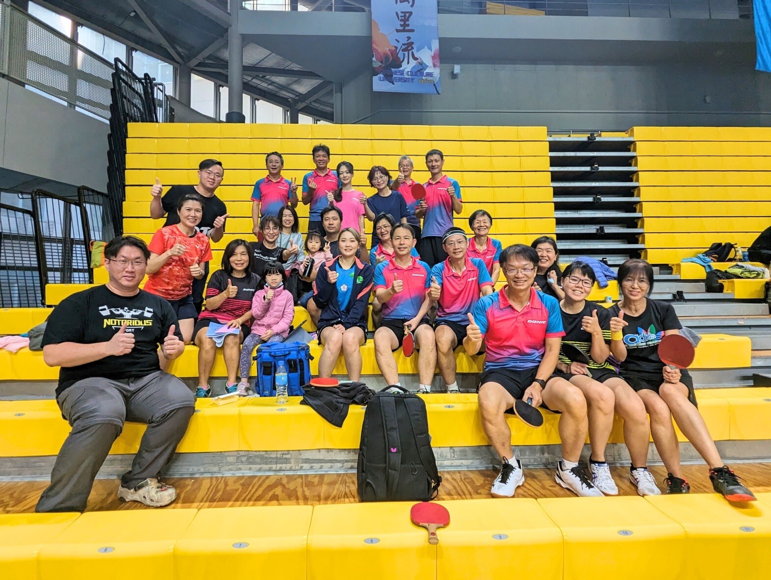文化大學體育館冠亞軍決賽，本校博士班生暨現任桌球國手鄭先知（中）與其指導教練本校運動學系劉羿德副教授（中後），彰興國中助理教練（本校校友）陳楷文（左一）到場一齊加油。