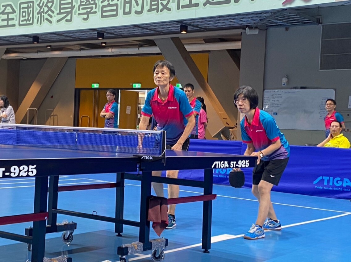 彰化師大教職員桌球隊女雙隊員張淑玲與傅夏珠持顆粒球拍雙打出賽 。