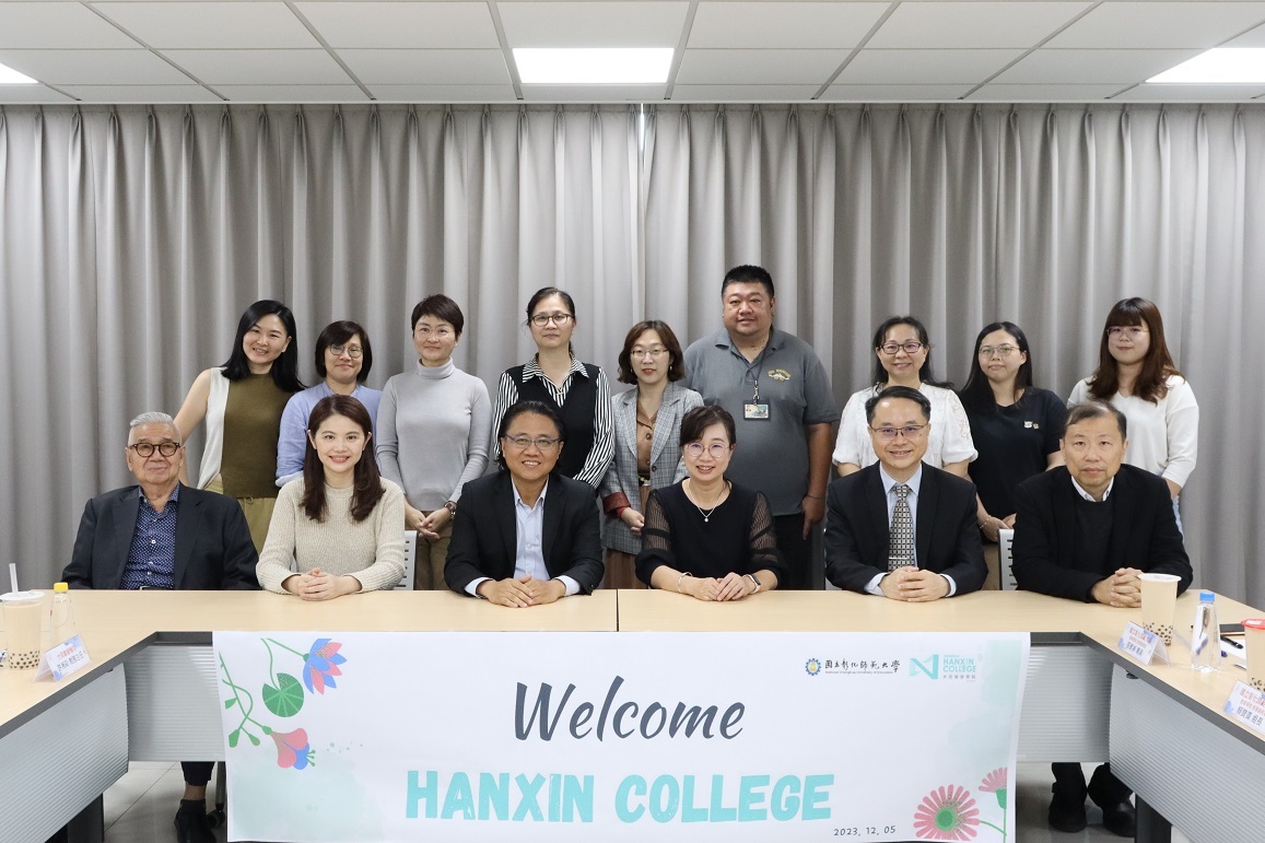 前排左起：大同韓新學院吳傑華國際長、陳素嘉執行院長、陳雲楓董事長、本校温媺純主任秘書、進修學院吳明政院長、國際處李漢文國際長。後排左起：大同韓新學院許湘彩教務主任、招生處李欣怡主任、許雅文副院長、本校國際處國際合作組張琇惠組長、進修學院進修教育研究中心白凢芸主任、財務金融技術學系林逸程主任、進修學院教學服務組同仁、教育研究所同仁。