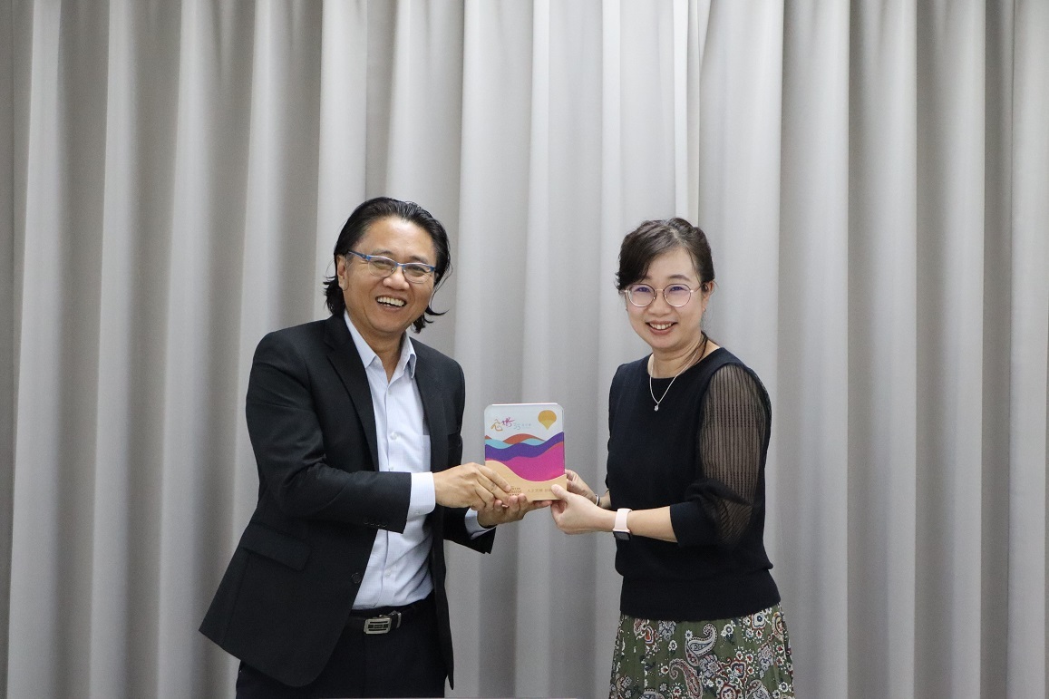 大同韓新學院陳雲楓董事長致贈該校創校35週年紀念牌。