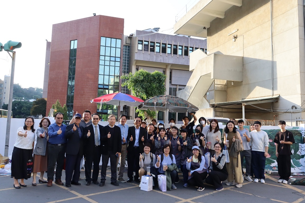 大同韓新學院代表團、循人中學師生與本校師生合影留念。