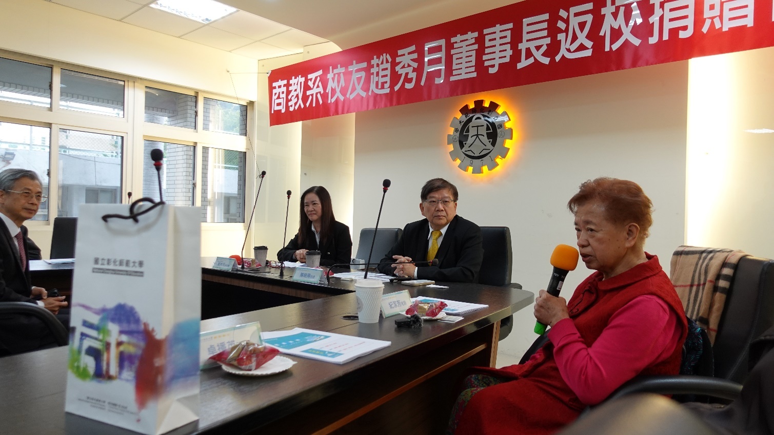 本校退休院長紀潔芳老師於儀式前致詞勉勵。