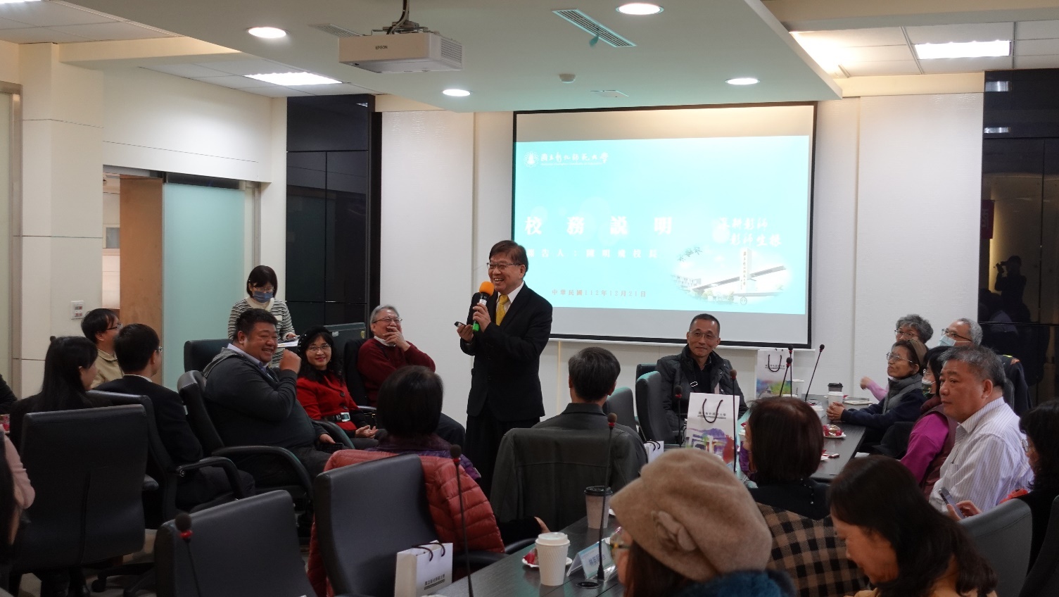 校長於儀式中向與會貴賓進行校務說明。