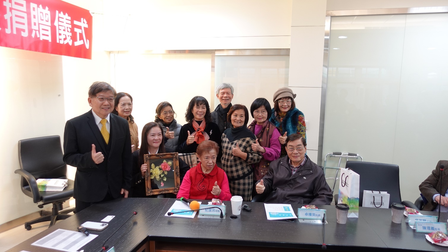 紀潔芳老師專程攜帶趙秀月董事長及同學求學時期贈送之紀念品到場，與同學及校長一同合影。