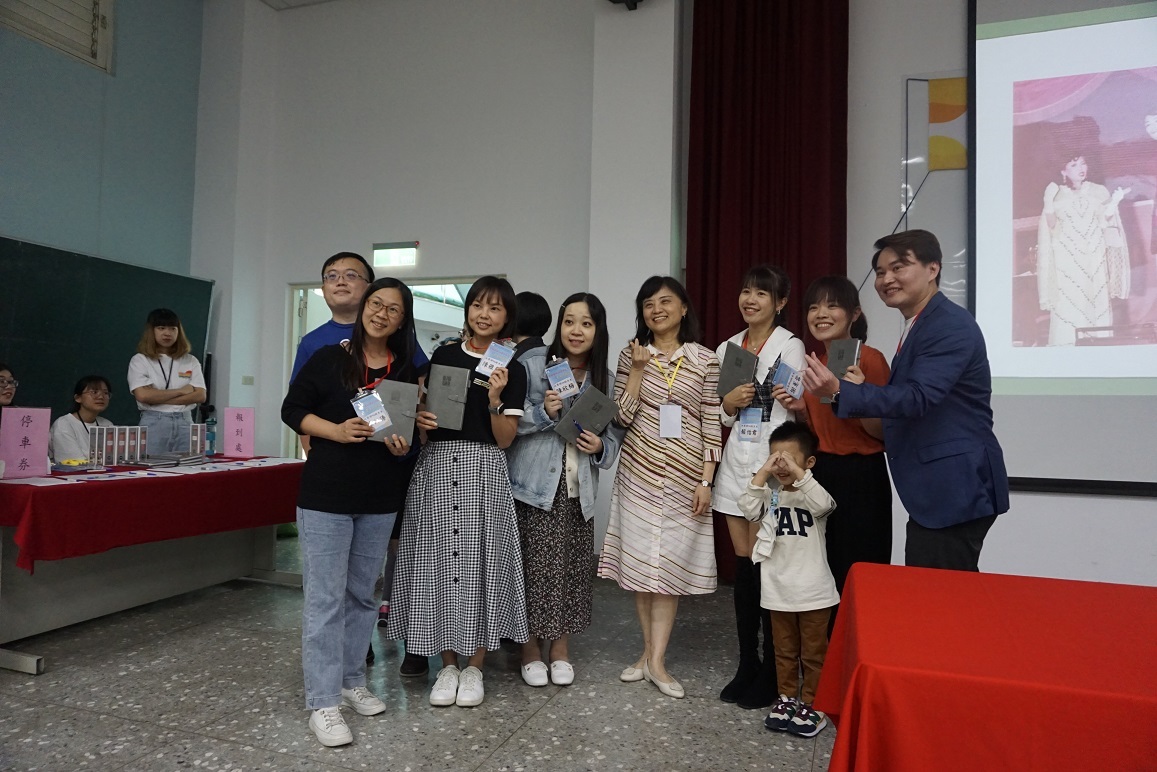 黃聖慧院長與畢業系友合影