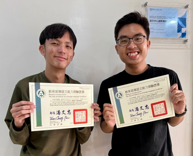 語文中心國專部學生李旺偉（左）及林秉勇（右）來台通過華測B1等級，開心合影。