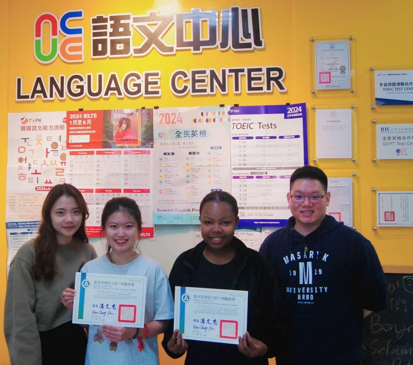 語文中心華語生余金鈺（左二）及白研蒂（右二）通過華測B1及A1等級，與授課老師開心合影。