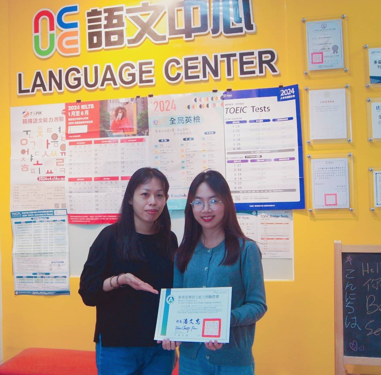 語文中心華語生范氏如瓊（右）通過華測B1等級，與授課老師合影。