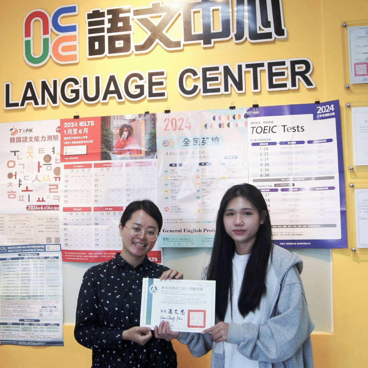 語文中心華語生阮氏雪（右）通過華測B2等級，與授課老師合影。