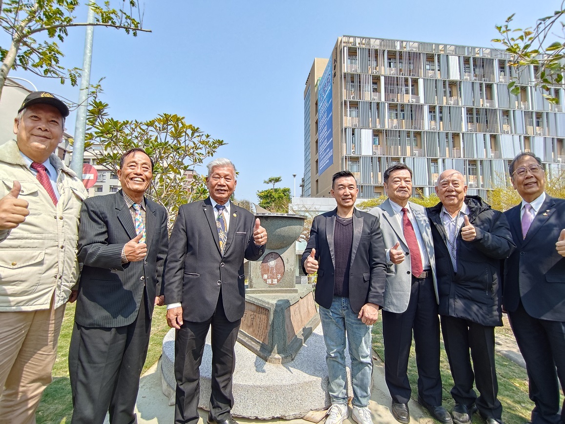 本次迎回珍貴的日晷文物，實有賴本校校友總會柯育沅理事長（左三）與校友們的共同努力與奔走促成。