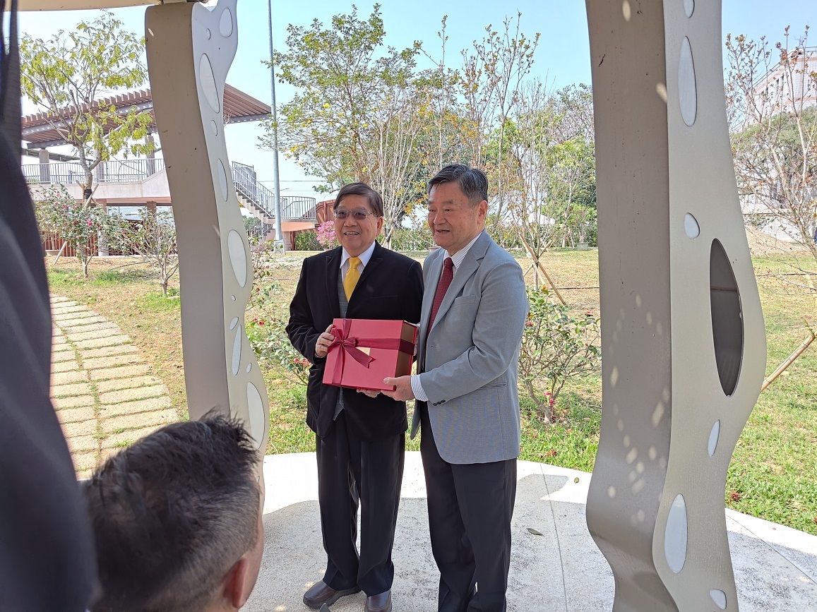 陳明飛校長致贈禮品予魏木村校友（花蓮市前市長）。
