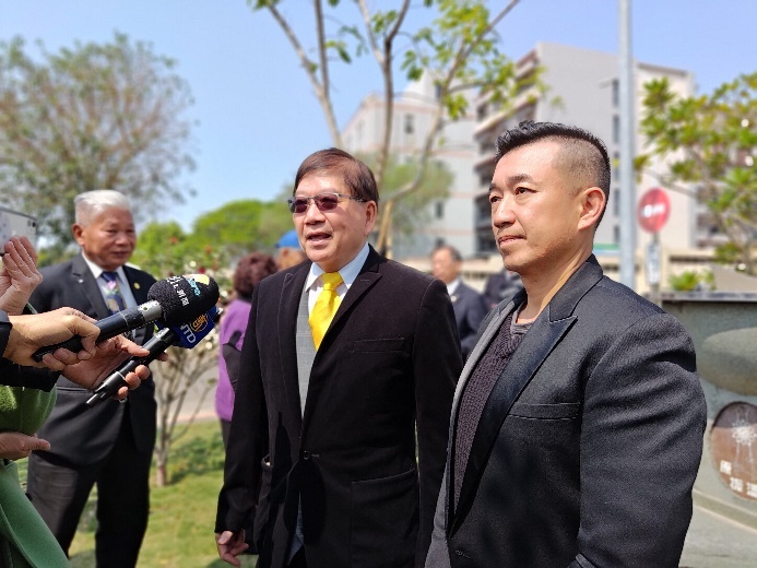 陳明飛校長與捐贈者鄭元漳董事長接受媒體聯訪。