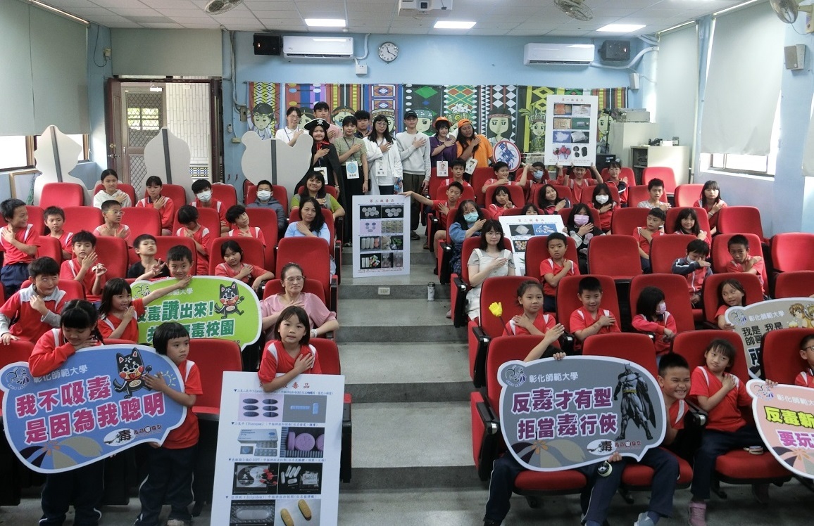 博屋瑪國小結束後與小朋友合影