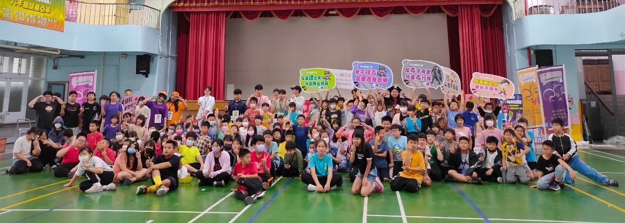 於卓蘭國小與小朋友合影