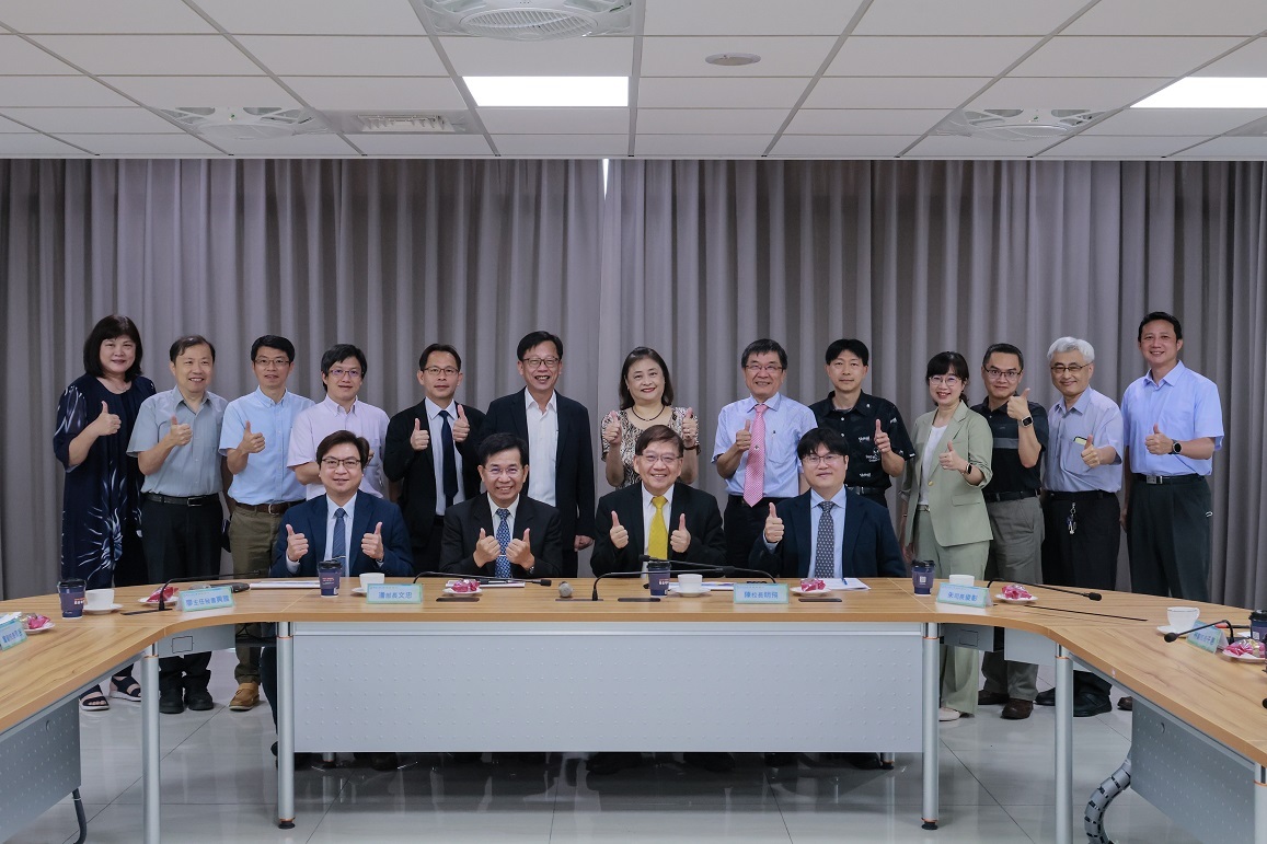 教育部潘文忠部長（前排左二）、廖興國主任秘書（前排左一）、高等教育司朱俊彰司長（前排右一）與本校陳明飛校長（前排右二）及本校師長於第三會議室合影。