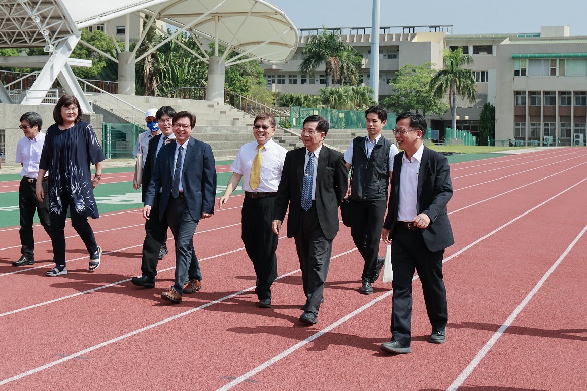 教育部潘文忠部長在校內師長陪同下進行實地訪視，走訪進德校區田徑場。