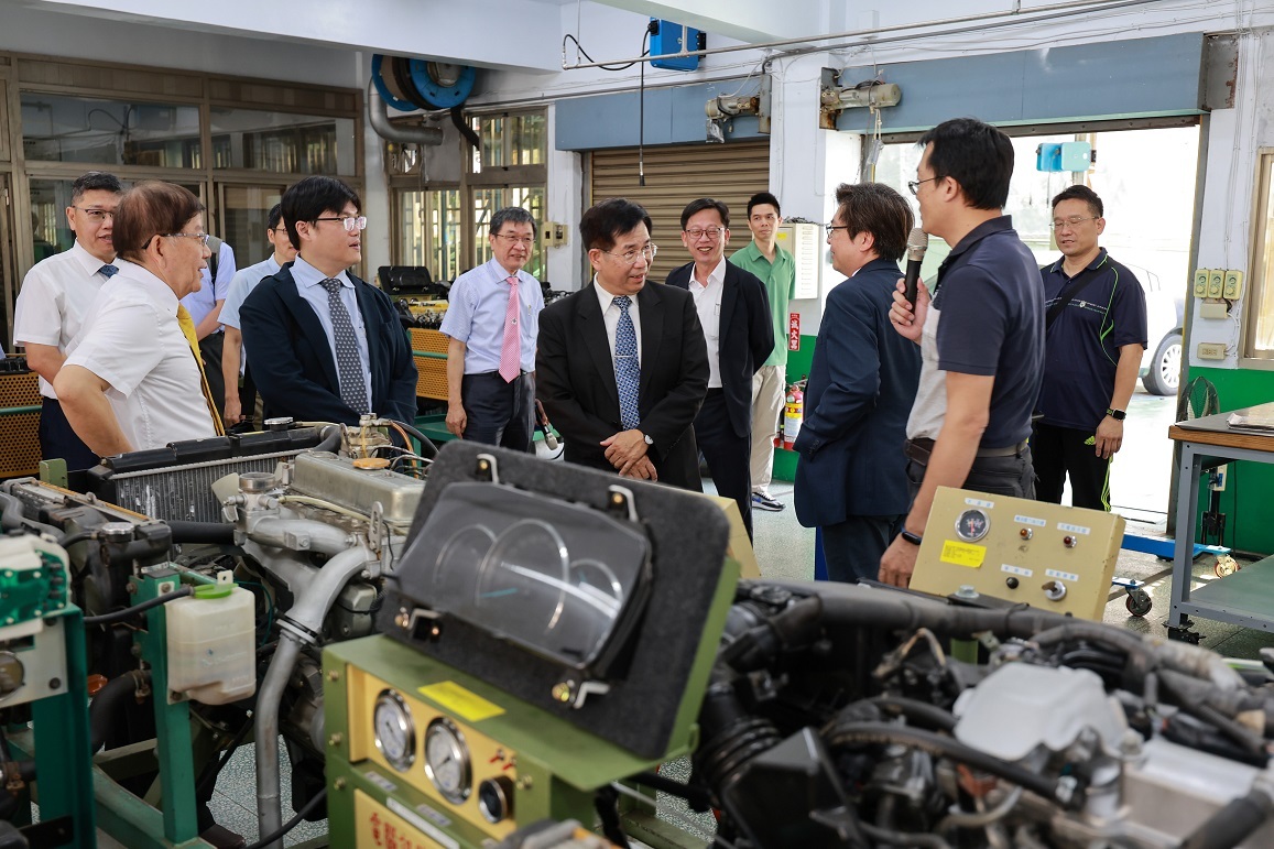 教育部潘文忠部長參觀彰工汽車科實習工場。