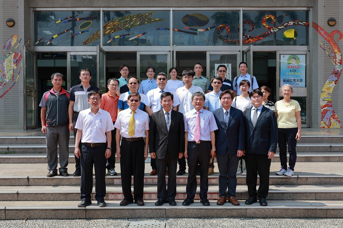 教育部潘文忠部長、教育部長官、本校師長及彰師附工師長於彰師附工合影。