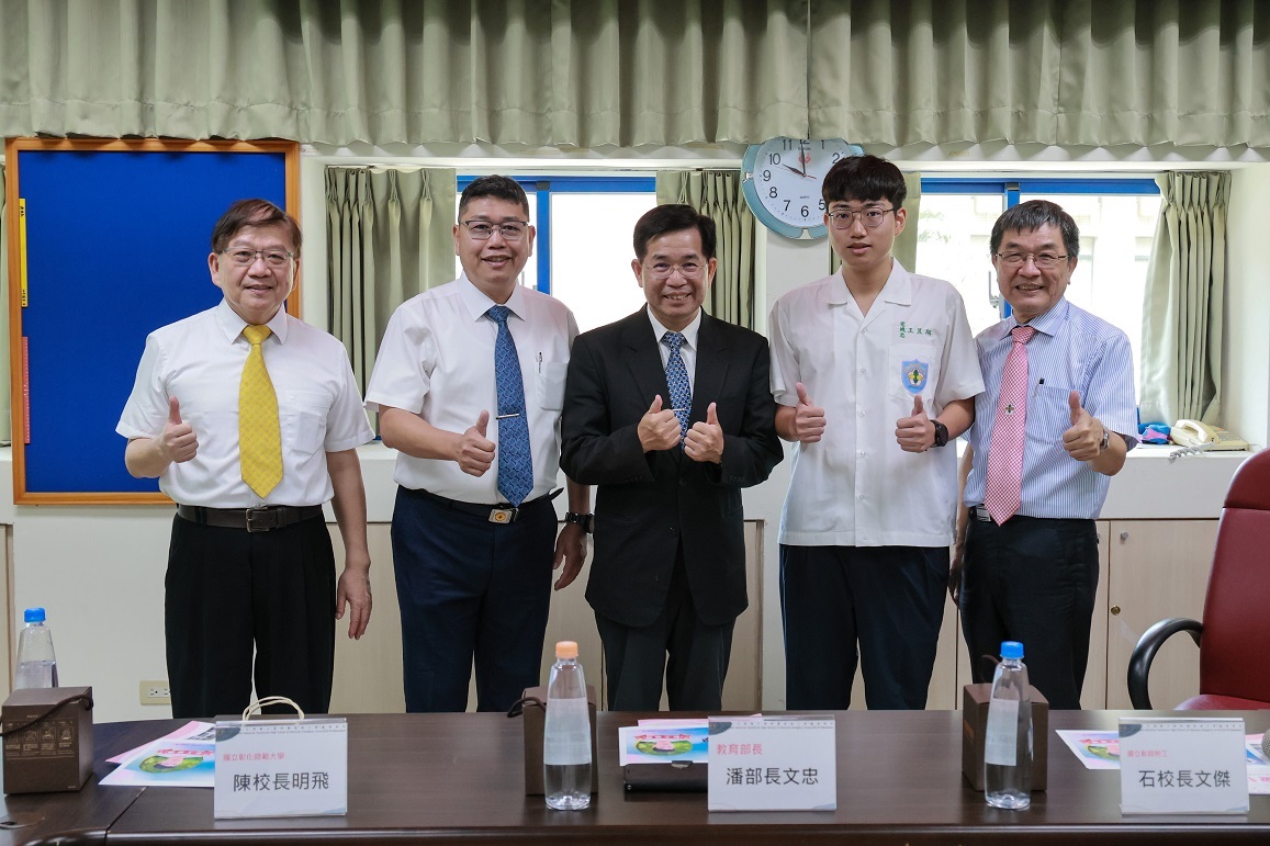 教育部潘文忠部長與彰師附工師生合影。