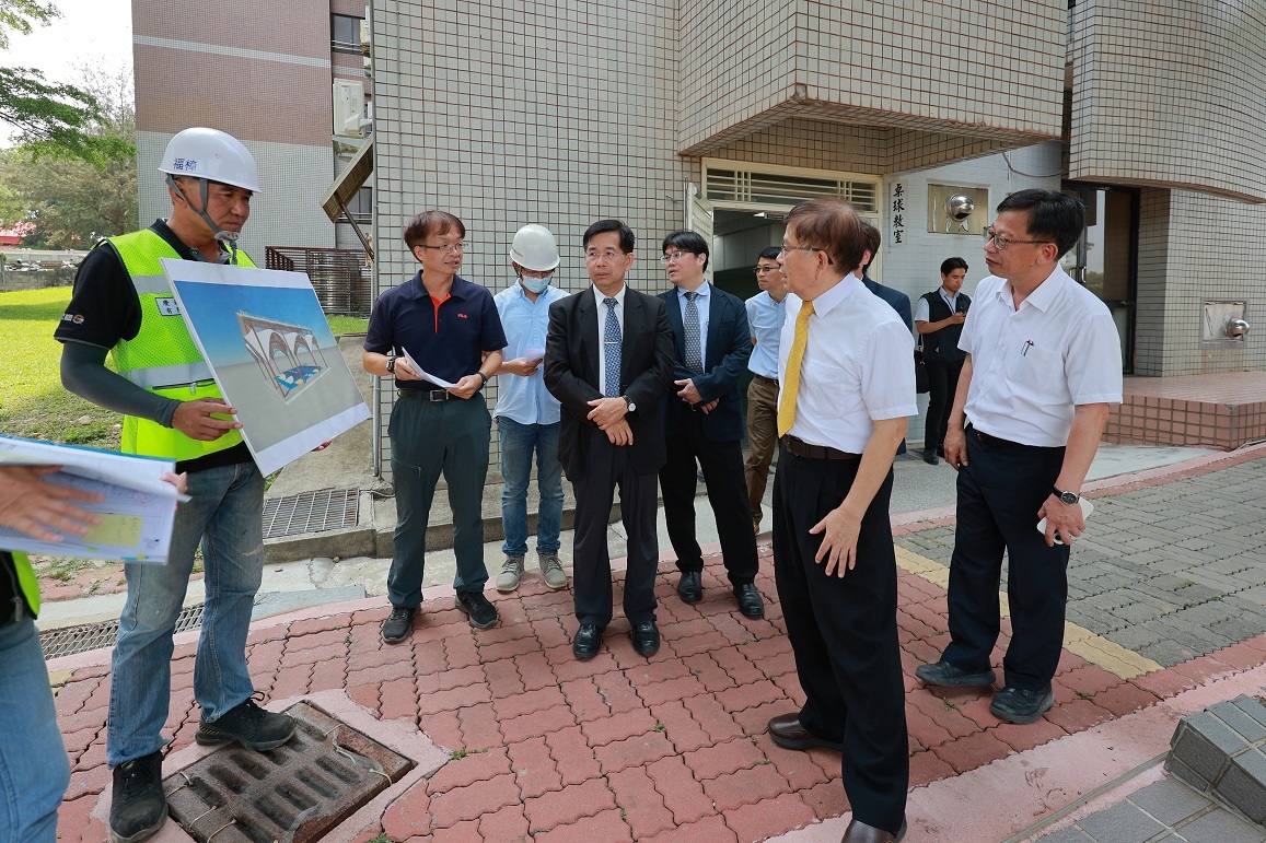 教育部潘文忠部長訪視寶山校區風雨球場目前施工情形。